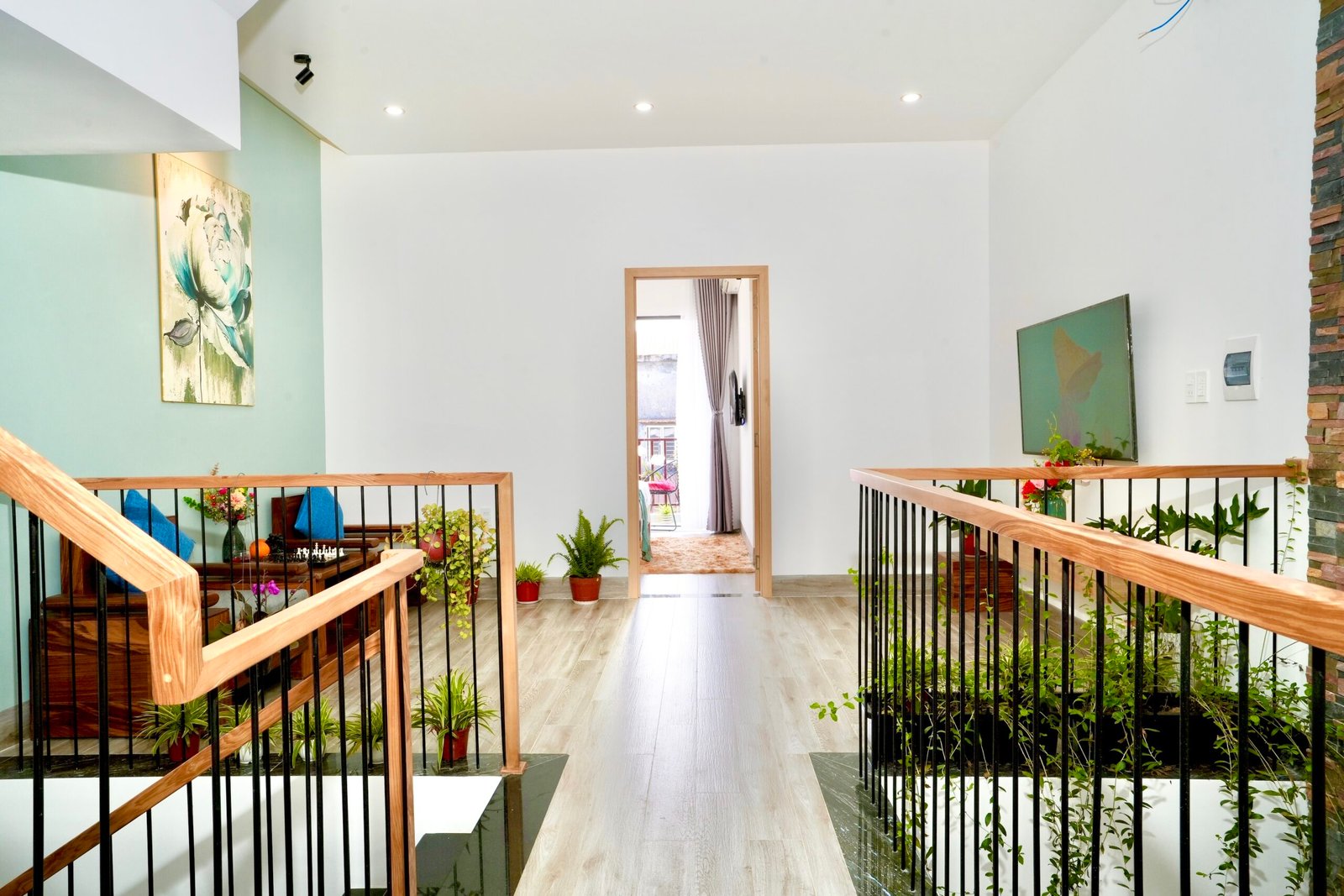 En-suite bathroom in Garden Balcony King Room at Kalinh Homestay Hoi An